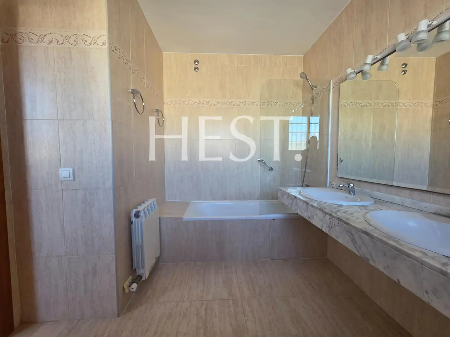 Badezimmer von Einfamilien-Reihenhaus zum Verkauf in Cambrils mit Klimaanlage, Heizung und Privatgarten