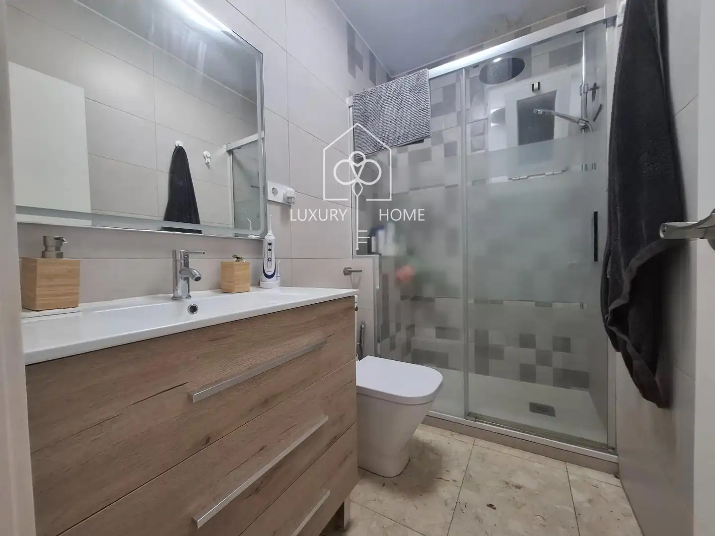 Bathroom of Flat for sale in Viladecans  with Air Conditioner, Terrace and Oven