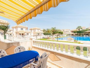 Maison mitoyenne avec balcon à vendre à Orihuela Costa