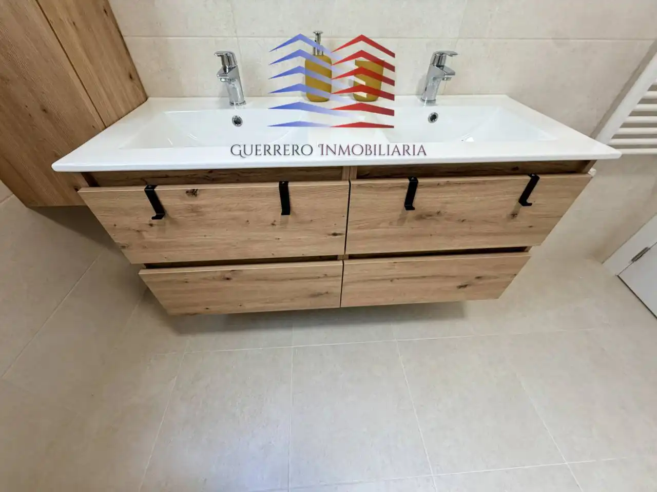 Badezimmer von Wohnung zur Miete in Ourense Capital  mit Heizung, Parkett und Möbliert
