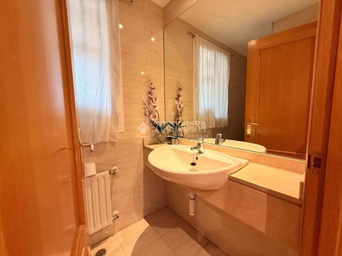 Bathroom of Flat for sale in Madrid  with Heating, Private garden and Parquet flooring