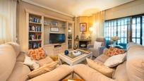 Sala d'estar de Casa adosada en venda en  Madrid Capital amb Aire condicionat, Terrassa i Piscina