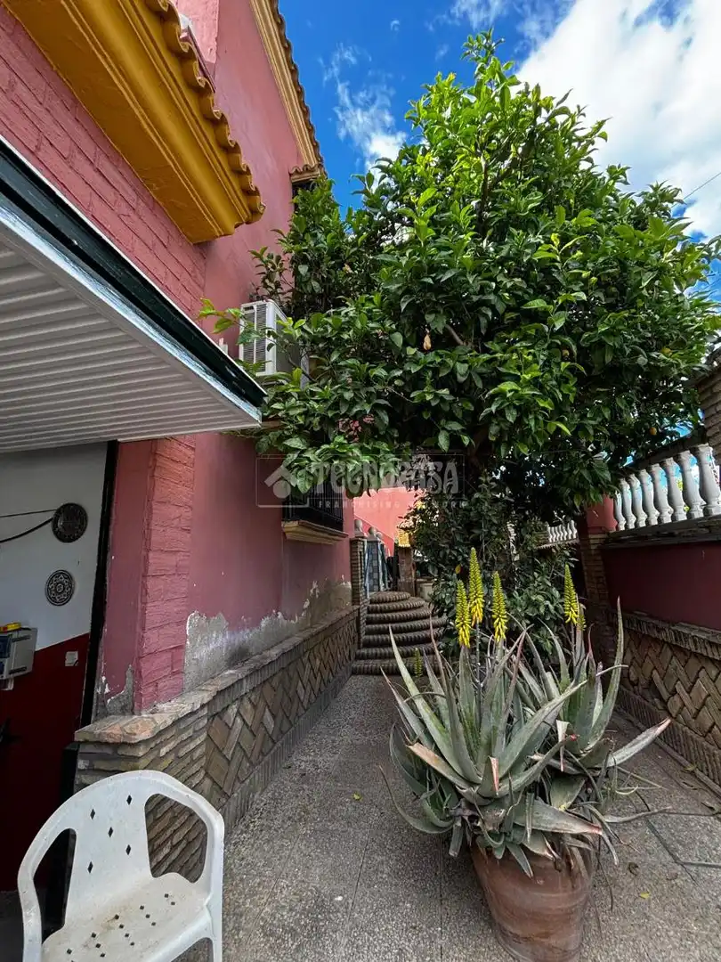 Vista exterior de Casa o xalet en venda en Alcalá de Guadaira amb Aire condicionat i Terrassa