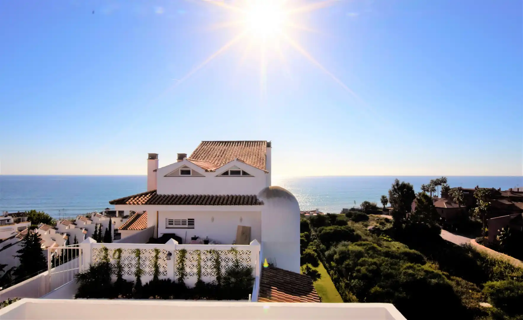 Außenansicht von Maisonette zur Miete in Estepona mit Klimaanlage, Terrasse und Schwimmbad