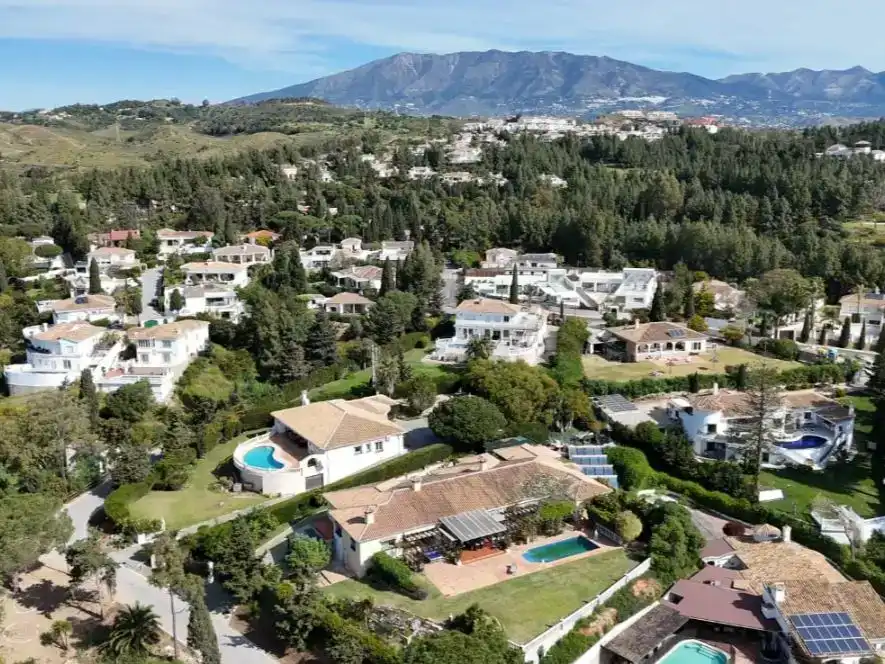 Außenansicht von Wohnung zur Miete in Mijas mit Klimaanlage, Privatgarten und Parkett