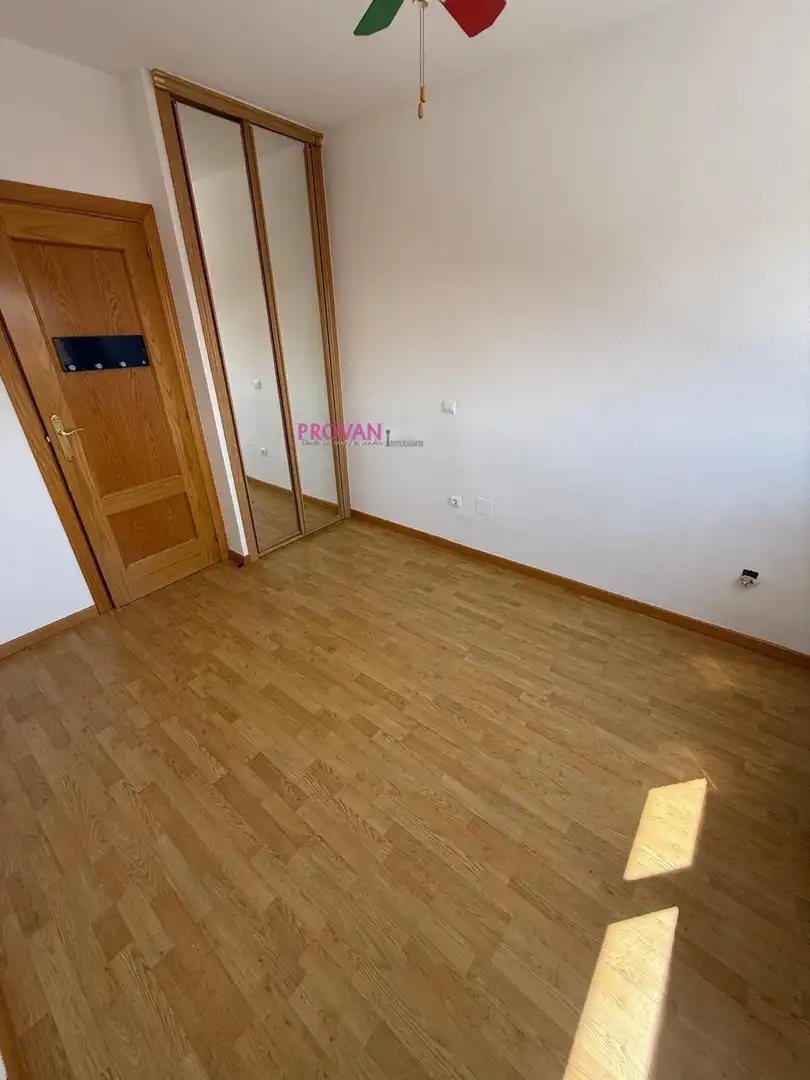 Habitación de Casa adosada en venta en Galápagos con Calefacción y Jardín privado