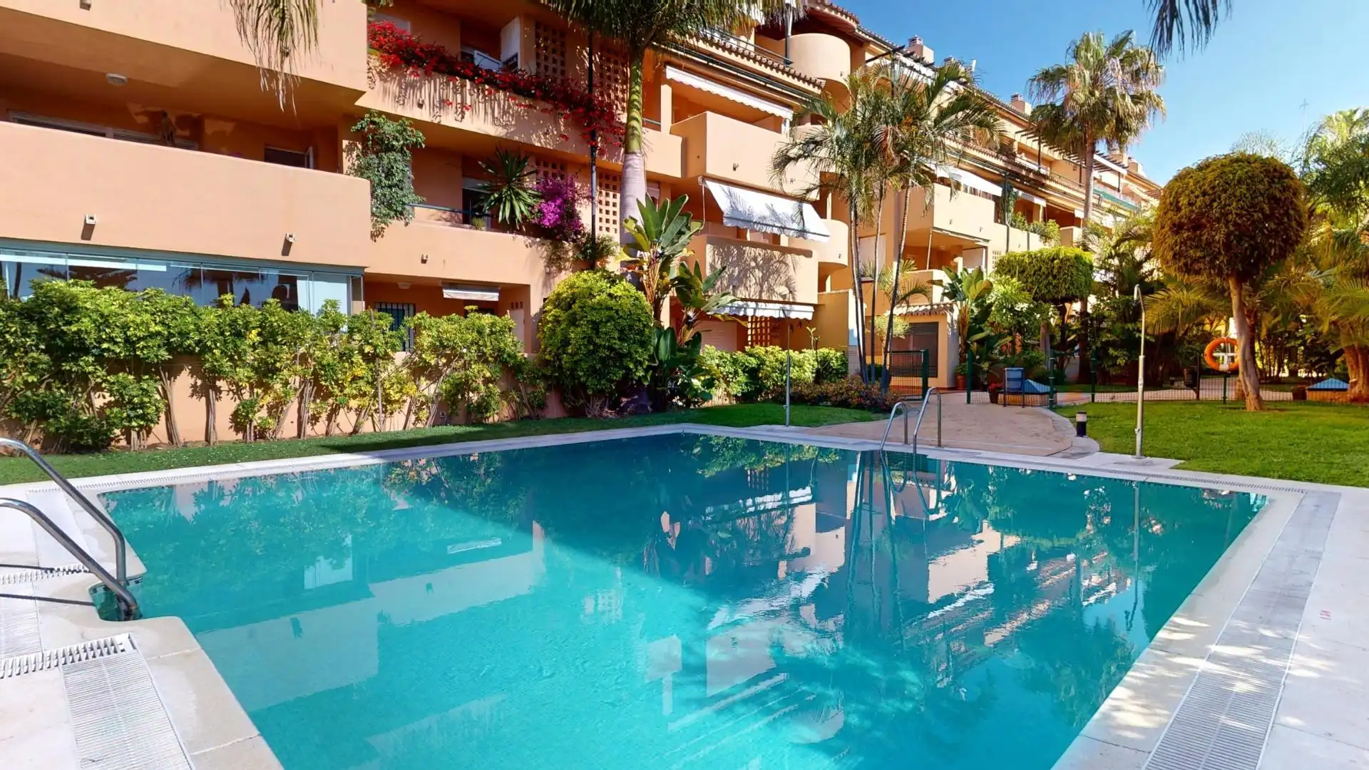 Piscina de Pis en venda en Marbella amb Jardí privat, Terrassa i Balcó