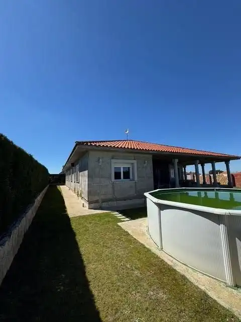 Vista exterior de Casa o xalet en venda en Calvarrasa de Arriba amb Calefacció, Jardí privat i Terrassa