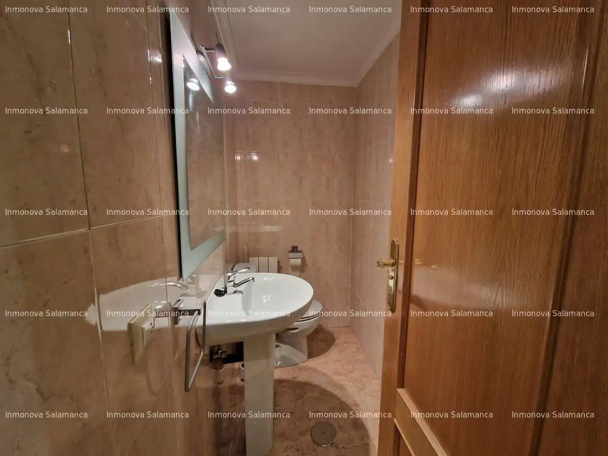 Badezimmer von Dachboden zur Miete in Salamanca mit Heizung, Terrasse und Möbliert