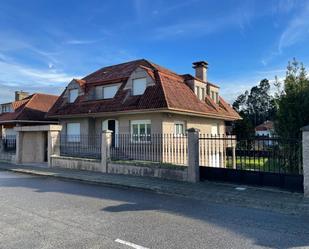 Vista exterior de Casa o xalet en venda en Vilagarcía de Arousa amb Jardí privat, Terrassa i Traster