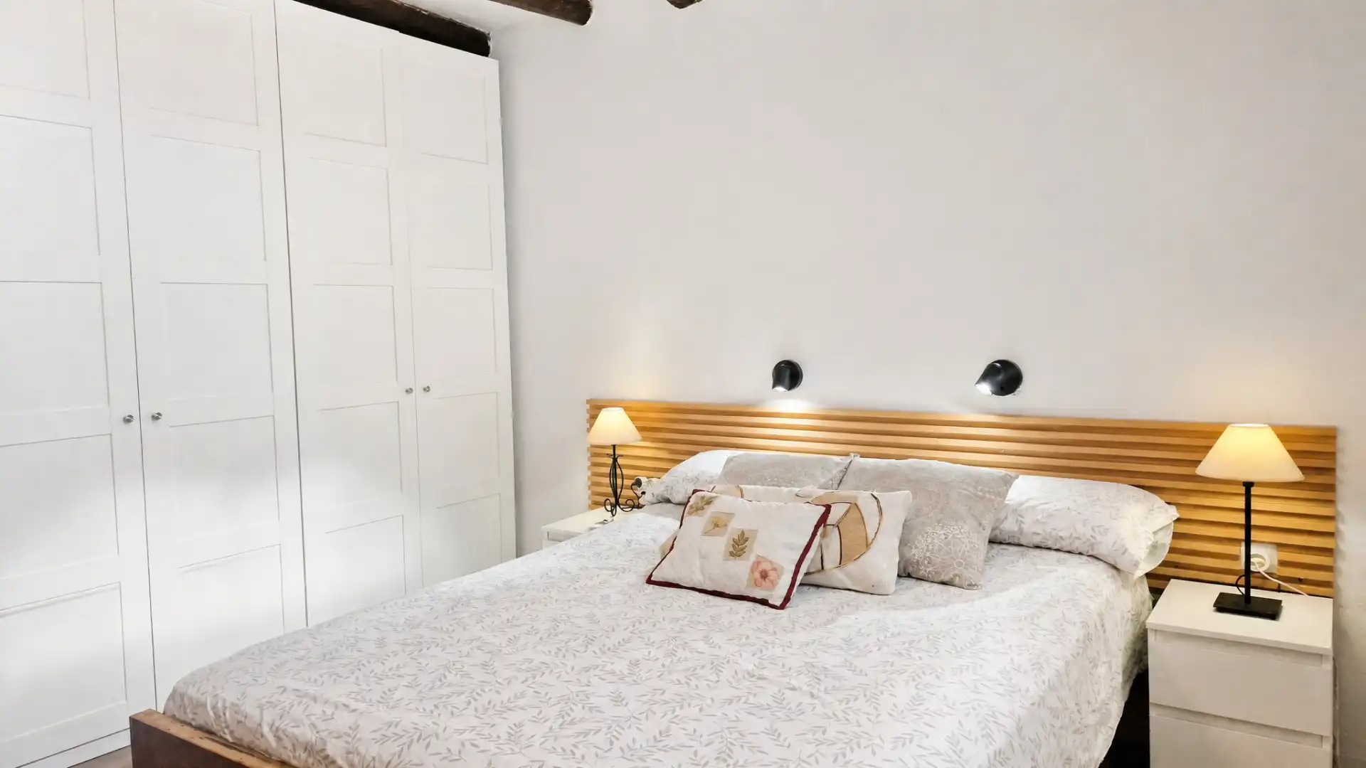 Dormitori de Casa adosada en venda en Alloza amb Calefacció, Parquet i Moblat