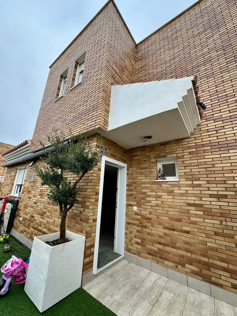 Vista exterior de Casa o chalet en venta en Almería con Aire acondicionado, Calefacción y Jardín privado