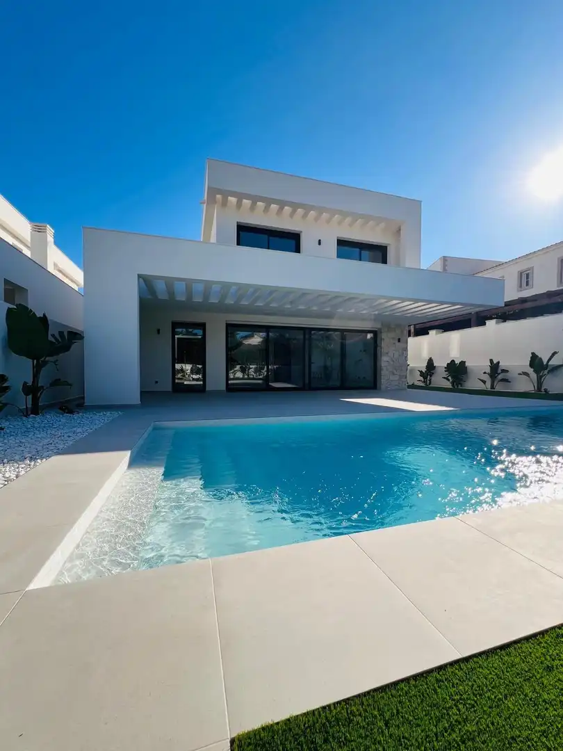 Piscina de Casa o xalet en venda en Torrevieja amb Aire condicionat, Calefacció i Jardí privat