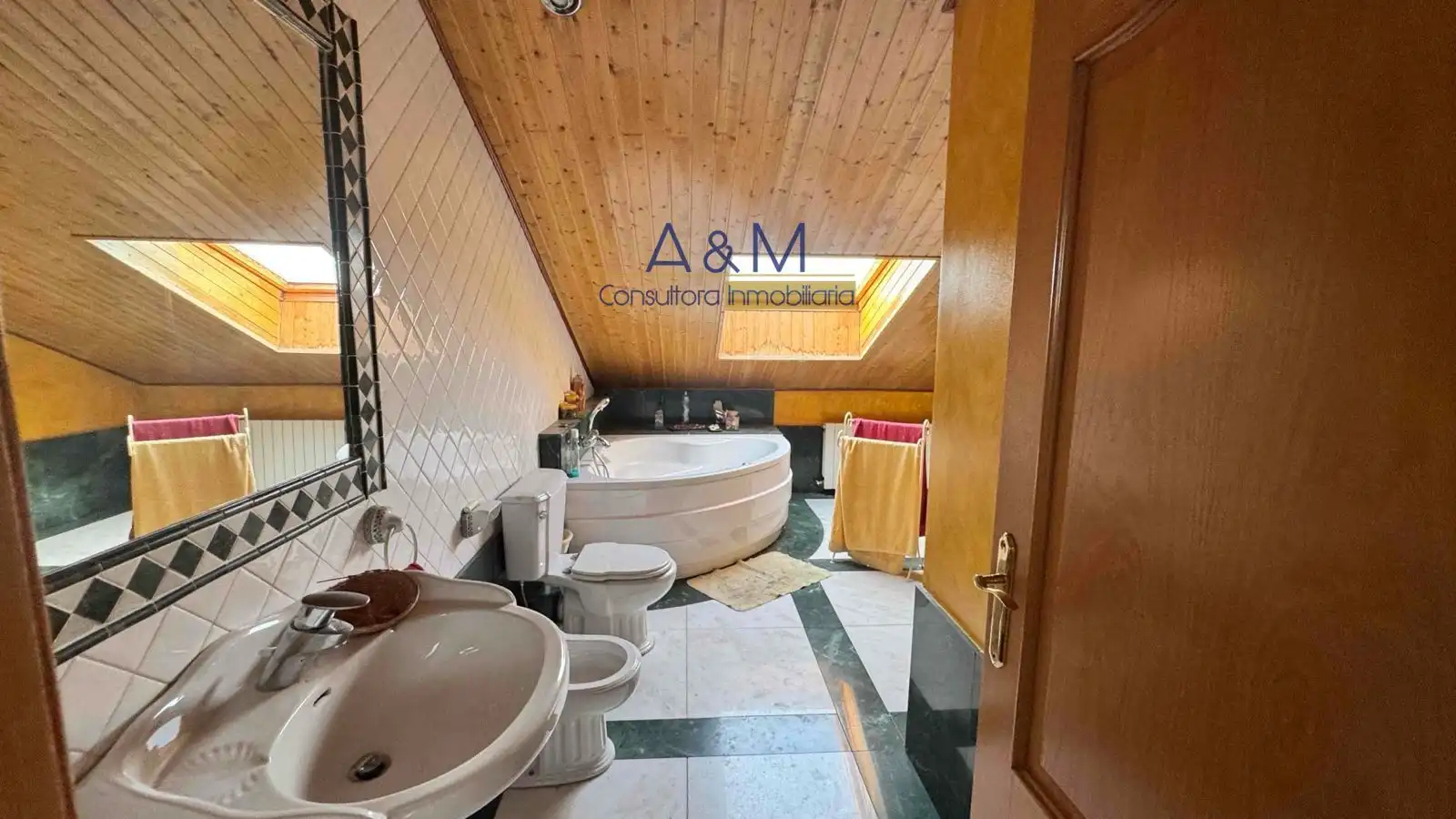 Bathroom of Houses for sale in Santovenia de Pisuerga  with Air Conditioner, Heating and Terrace