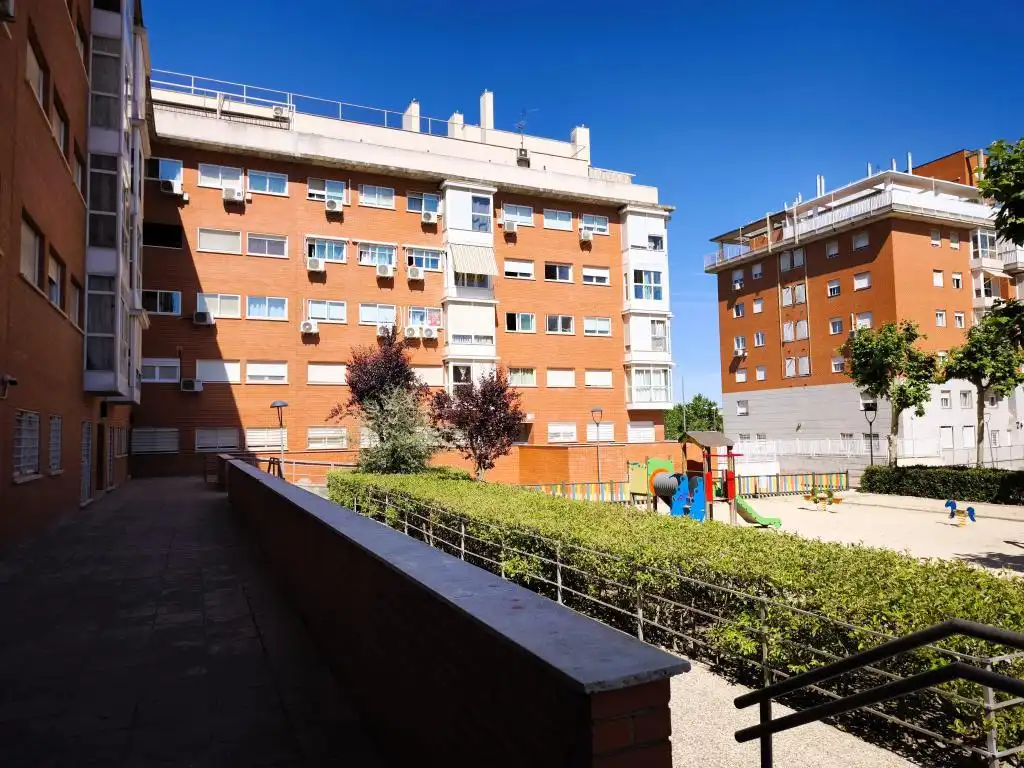 Vista exterior de Pis en venda en Madrid amb Calefacció