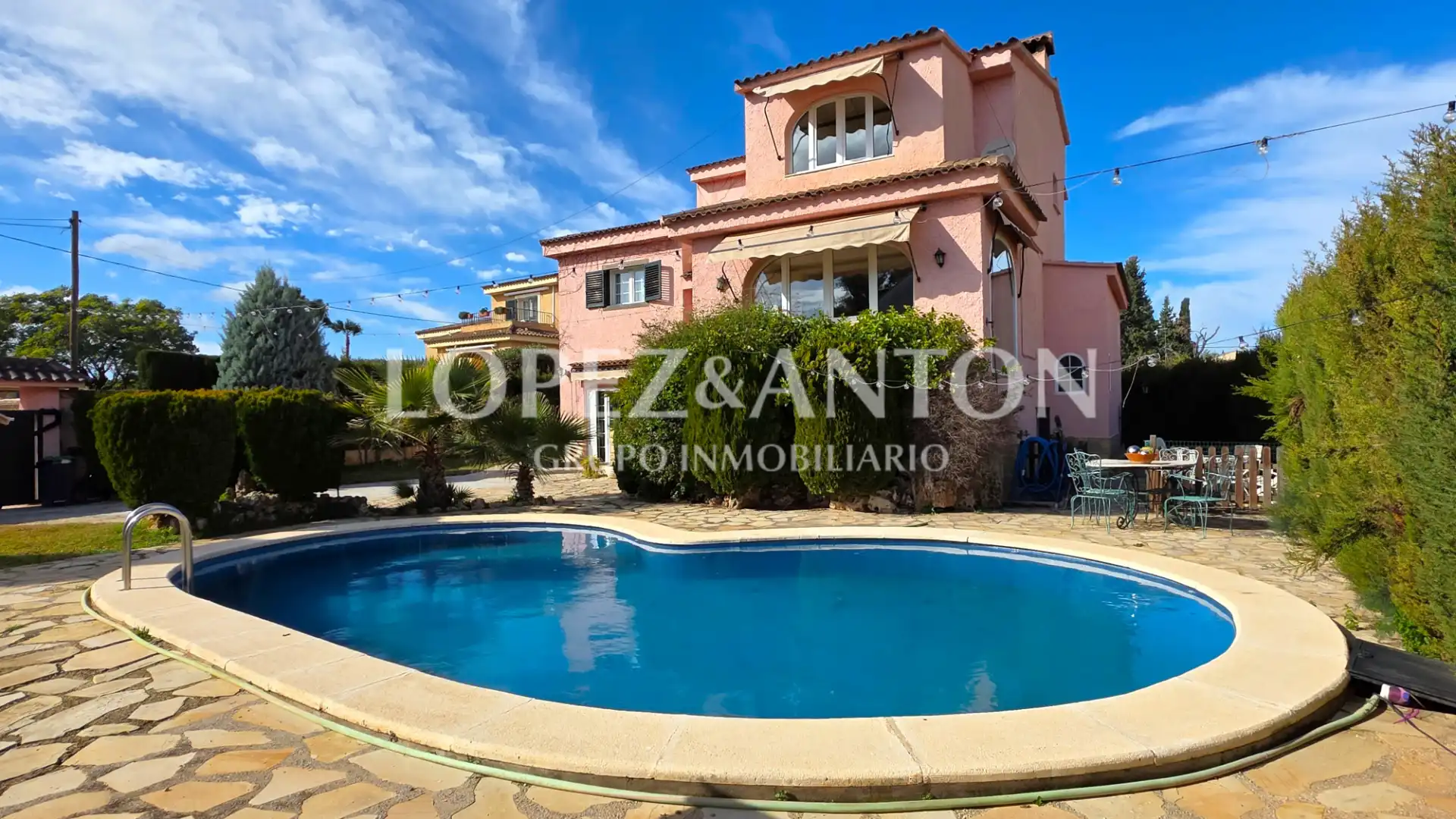 Vista exterior de Casa o chalet en venta en L'Eliana con Calefacción, Jardín privado y Parquet