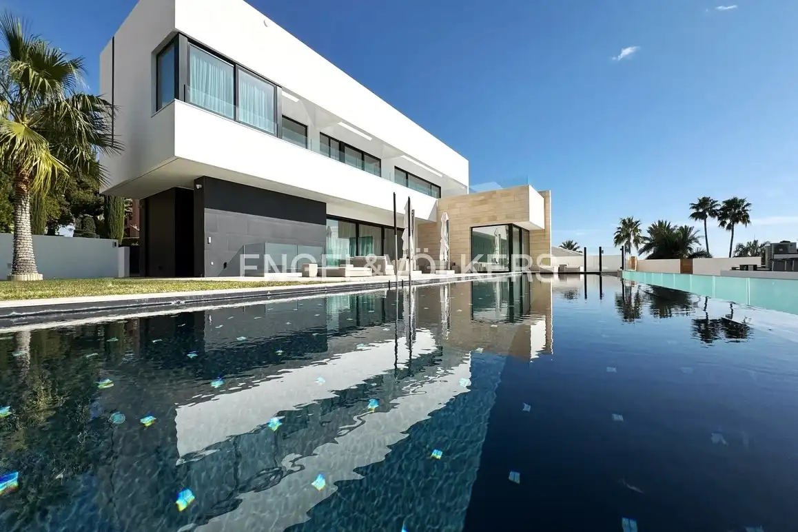 Casa con piscina in vendita a Golf Bahía, imagen 2