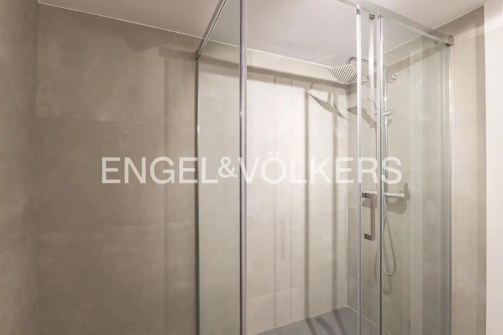 Baño de Piso de alquiler en Barcelona con Aire acondicionado, Calefacción y Parquet