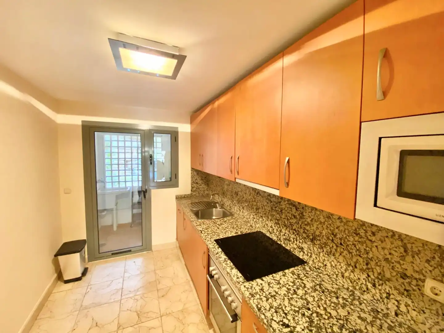 Cocina de Apartamento de alquiler en Estepona con Aire acondicionado, Calefacción y Jardín privado