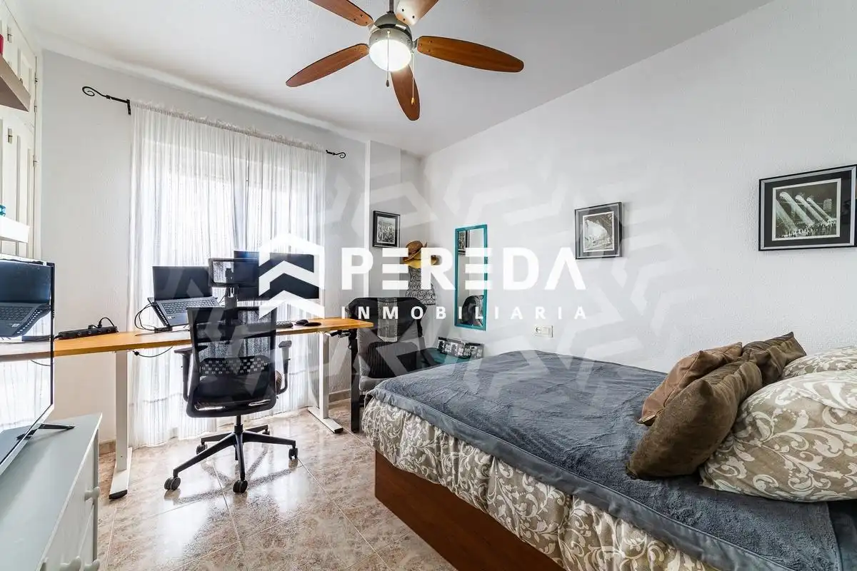 Habitación de Piso en venta en Roquetas de Mar con Jardín privado, Terraza y Balcón