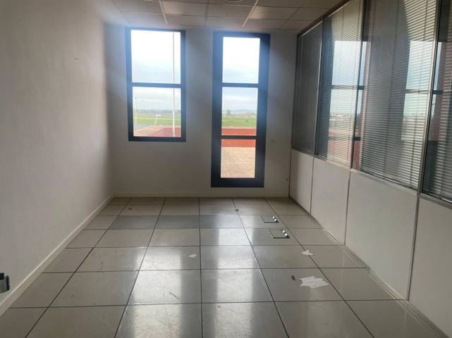 Oficina en Alquiler en Calle Luis Fuentes Bejarano en Urbadiez - Entrepuentes