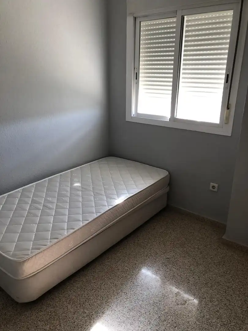 Habitación de Piso en venta en Sevilla con Aire acondicionado, Jardín privado y Trastero