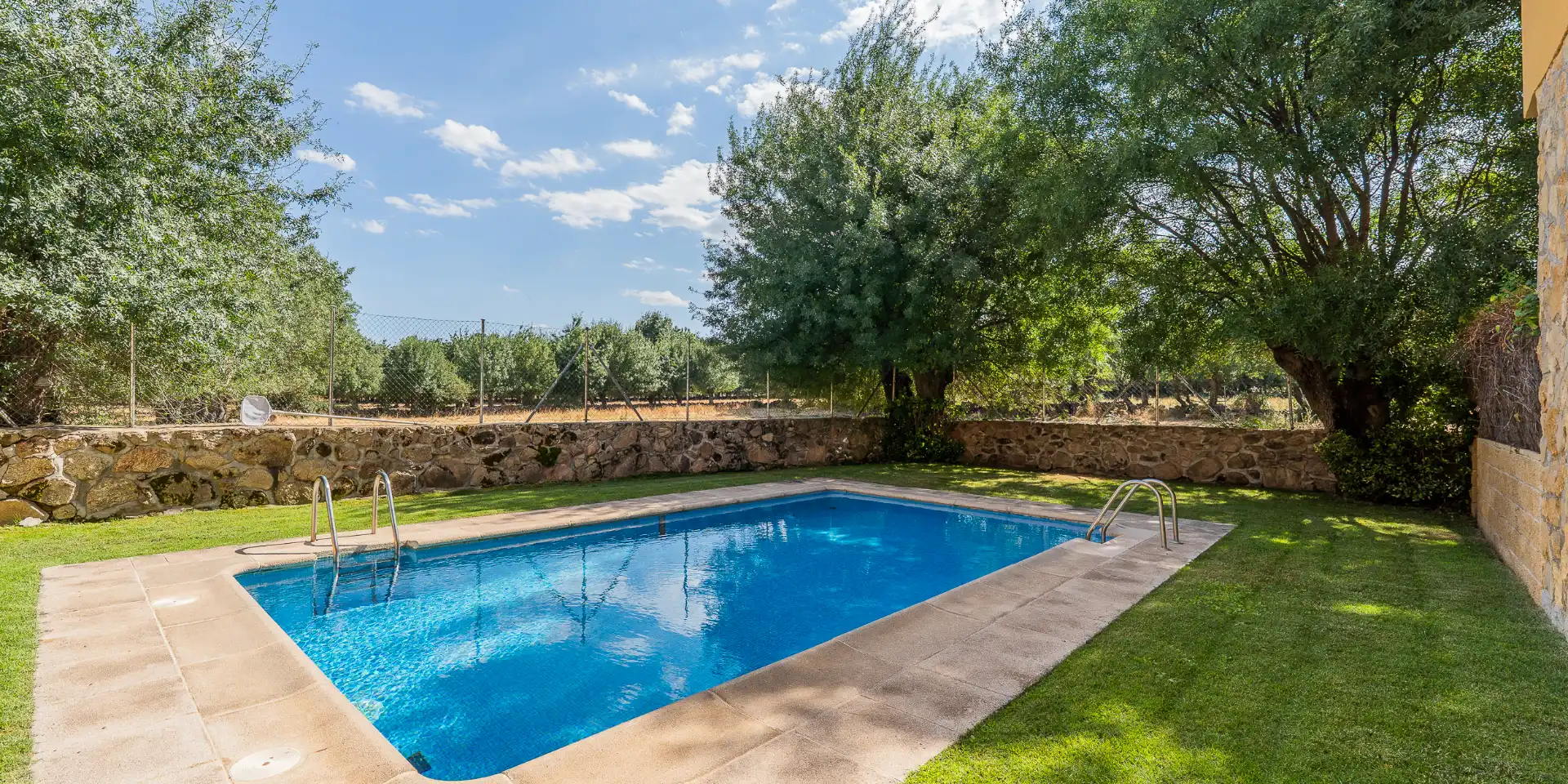 Piscina de Casa adosada en venda en Navalafuente amb Calefacció, Jardí privat i Jacuzzi