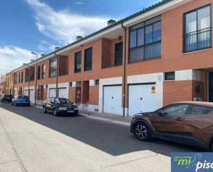 Vista exterior de Casa adosada en venda en Portillo amb Terrassa i Balcó