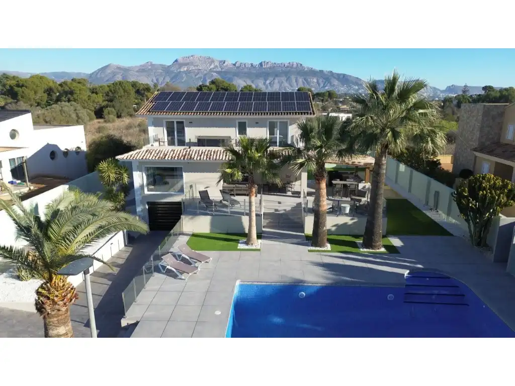 Vista exterior de Casa o xalet en venda en L'Alfàs del Pi amb Aire condicionat, Terrassa i Piscina