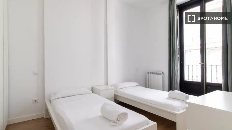 Bedroom of Flat for rent in Madrid  with Air Conditioner, Heating and Furnished