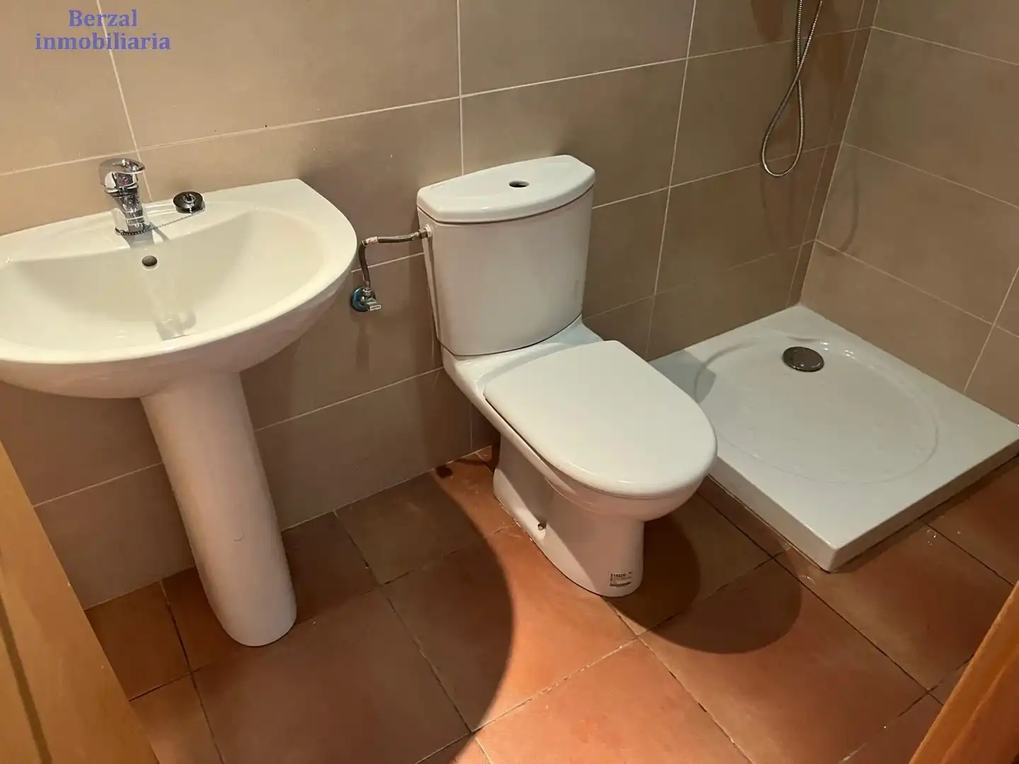 Badezimmer von Erdgeschoss zum Verkauf in Lardero mit Heizung, Privatgarten und Gemeinschaftspool