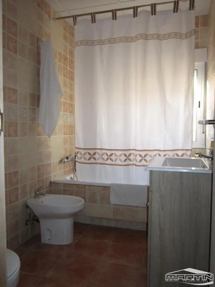 Bany de Casa o xalet en venda en Cabra amb Terrassa, Traster i Piscina