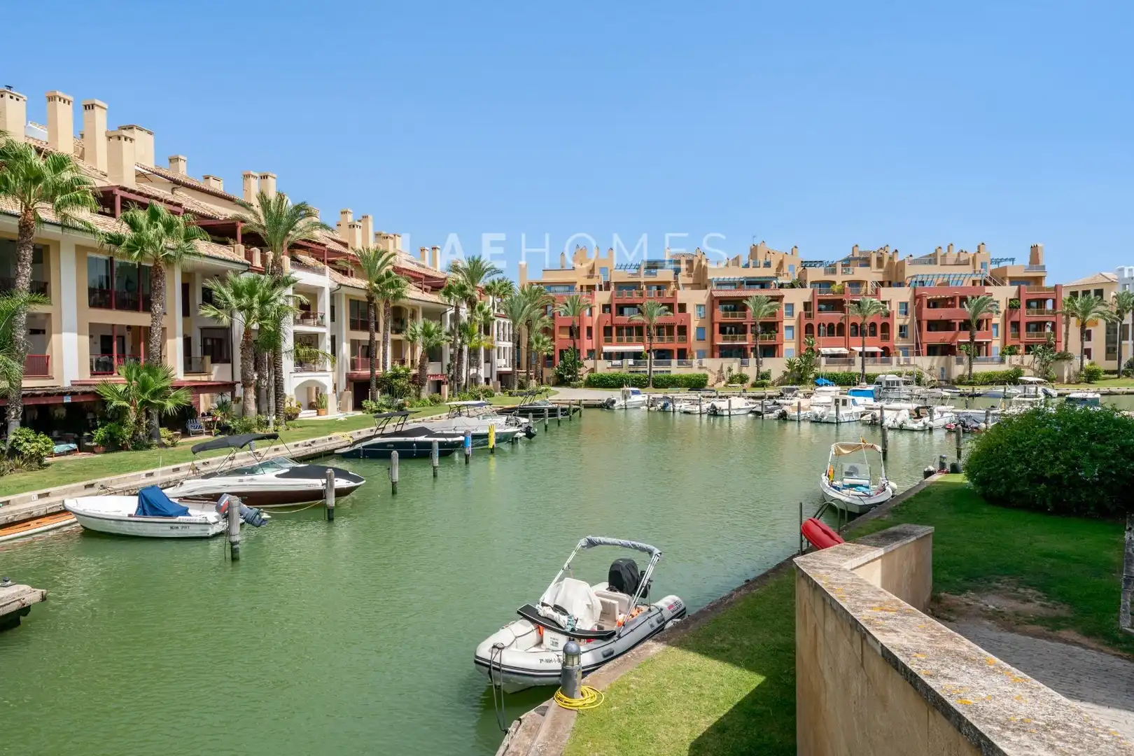 Vista exterior de Casa adosada en venta en Manilva con Aire acondicionado, Terraza y Trastero