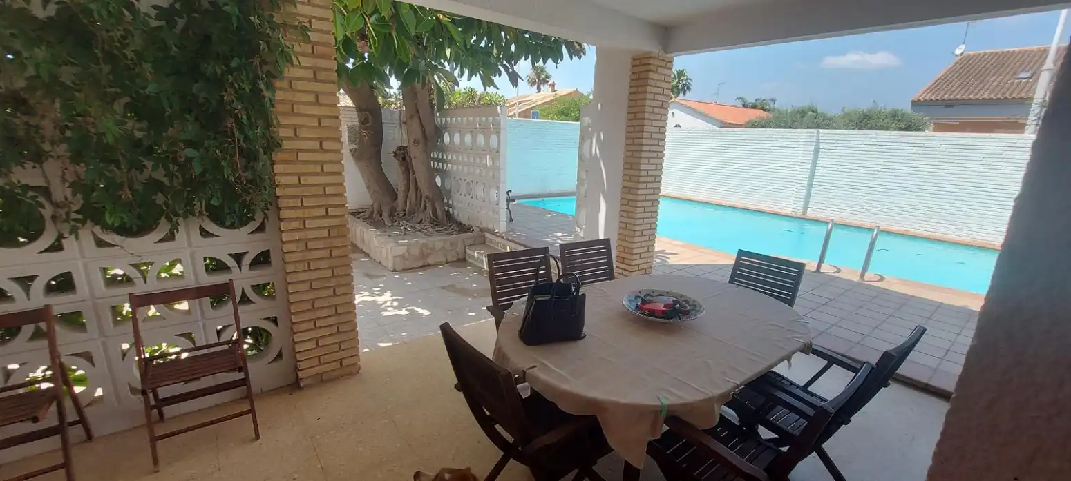 Casa con terraza en alquiler en Corinto - Almarda