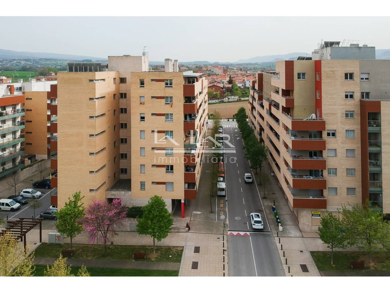 Vista exterior de Pis en venda en Vic amb Calefacció, Parquet i Terrassa