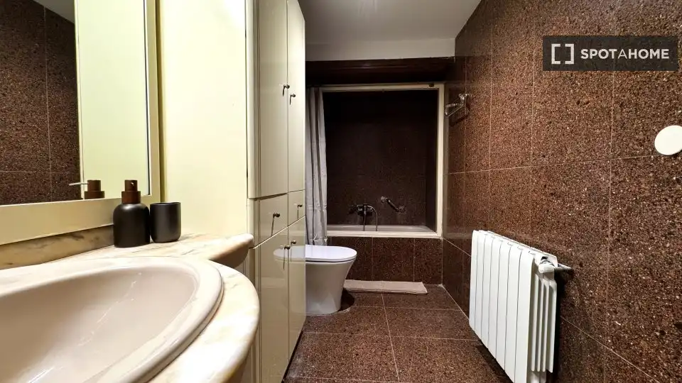 Bathroom of Flat for rent in Valencia  with Air Conditioner, Heating and Furnished