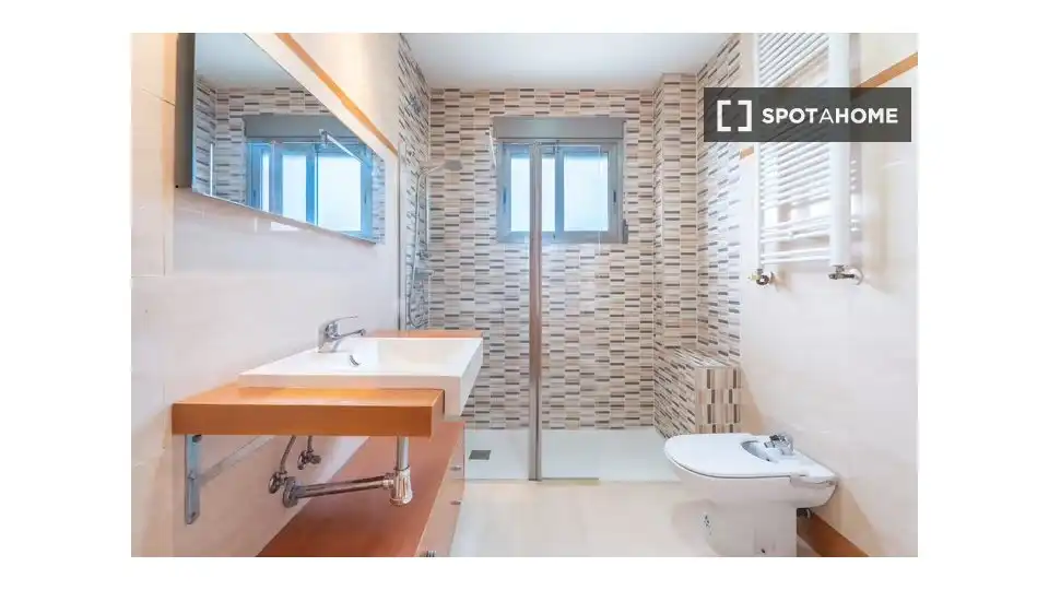 Baño de Piso de alquiler en Valencia con Aire acondicionado, Calefacción y Amueblado