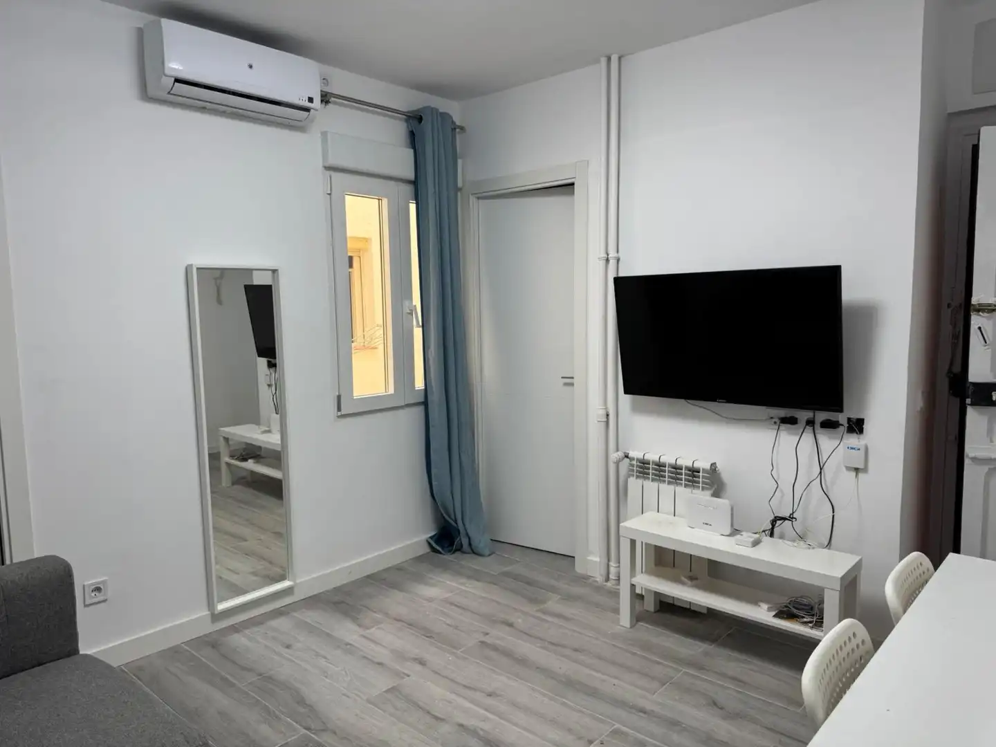 Dormitori de Apartament de lloguer en Madrid amb Aire condicionat, Calefacció i Moblat