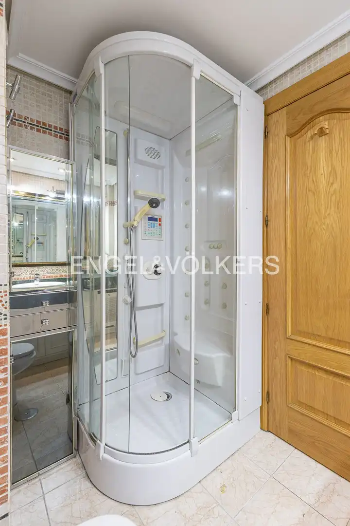 Bathroom of Flat for rent in Madrid  with Air Conditioner, Heating and Private garden