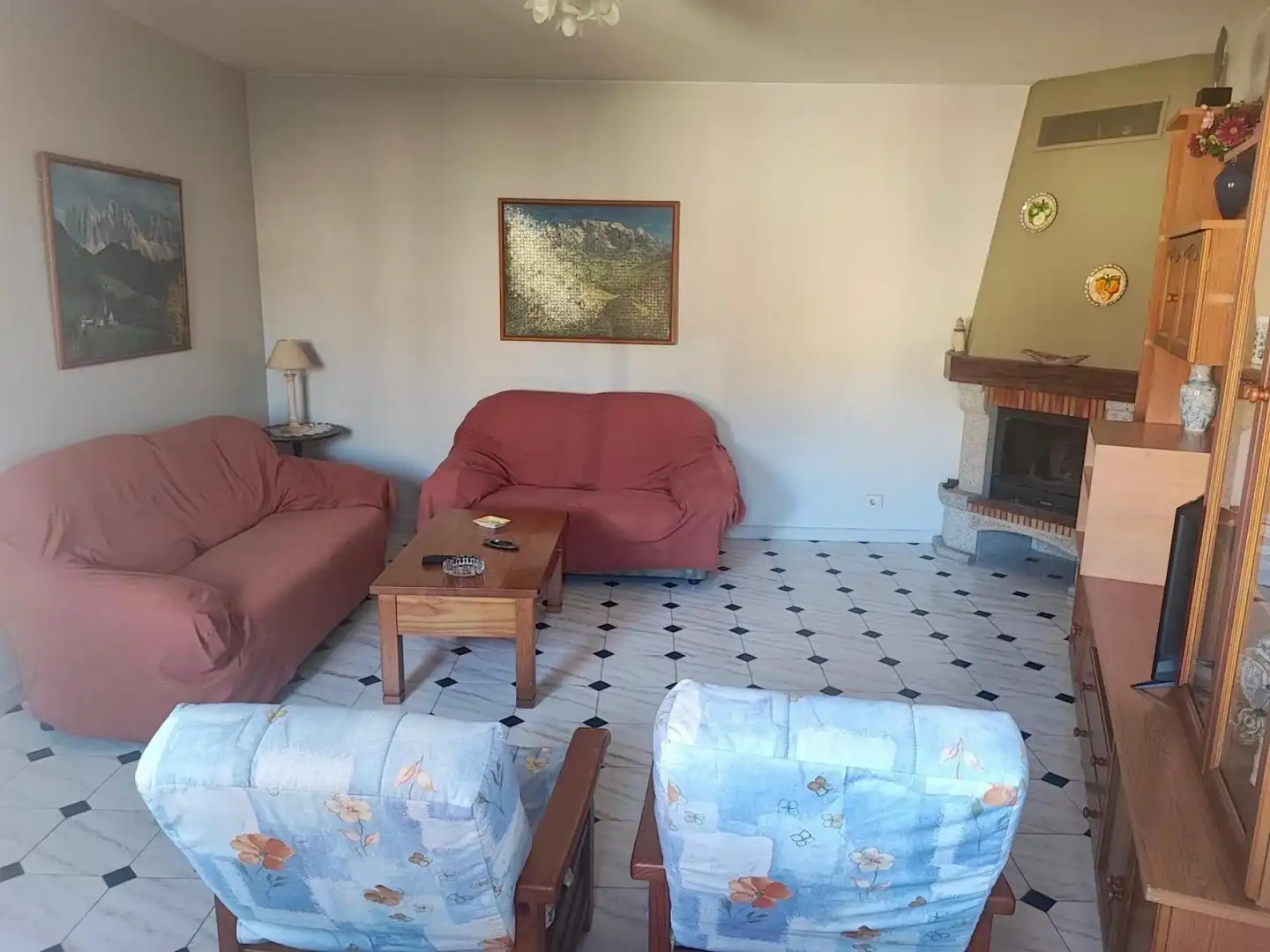 Sala d'estar de Casa adosada en venda en Boiro amb Terrassa, Moblat i Balcó