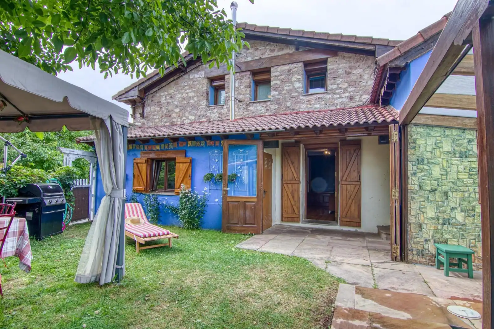 Vista exterior de Casa o chalet en venta en Hermandad de Campoo de Suso con Terraza, Piscina y Amueblado