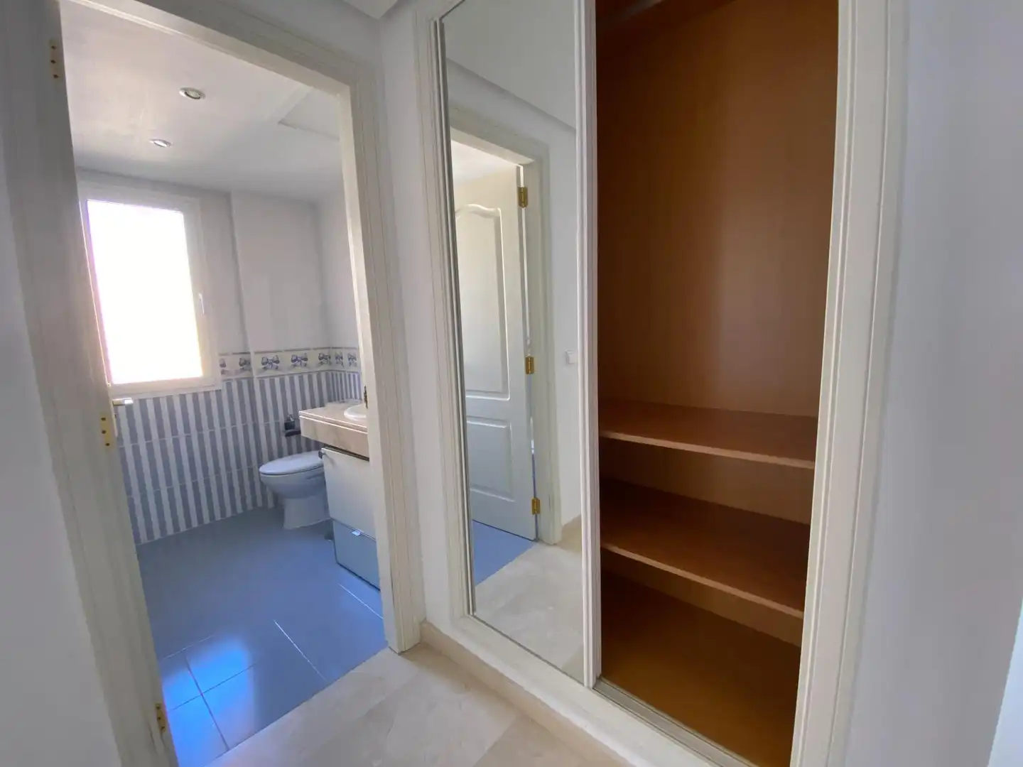 Baño de Piso en venta en Mijas con Aire acondicionado, Terraza y Piscina comunitaria