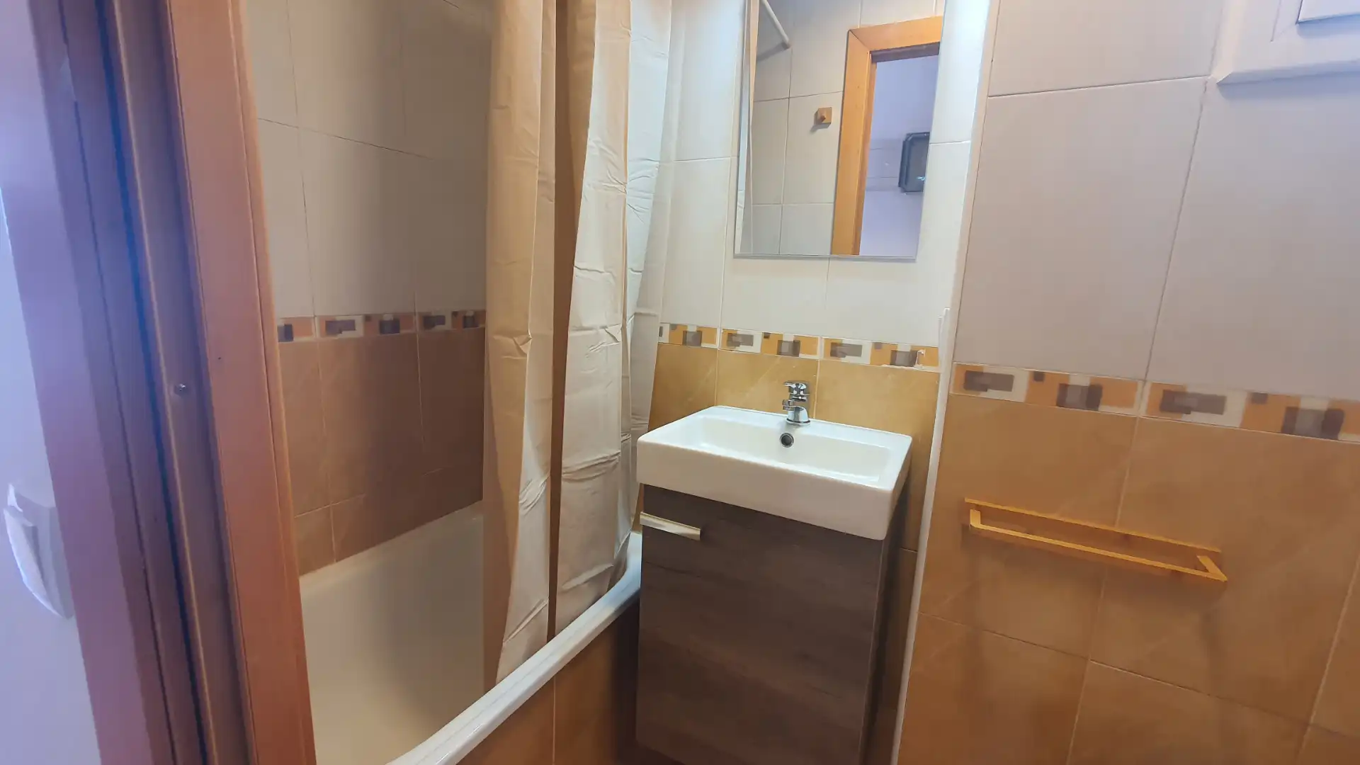 Baño de Ático en venta en L'Hospitalet de Llobregat con Aire acondicionado, Calefacción y Terraza