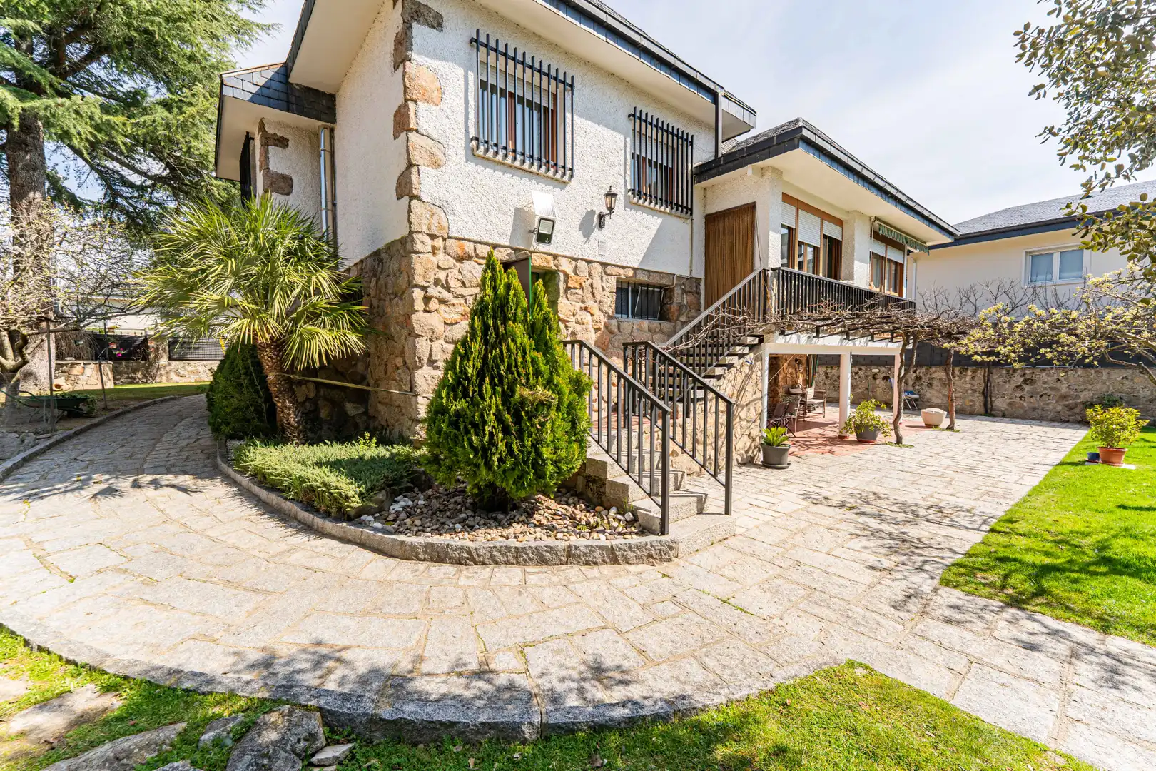 Exterior view of Houses for sale in Alpedrete  with Furnished