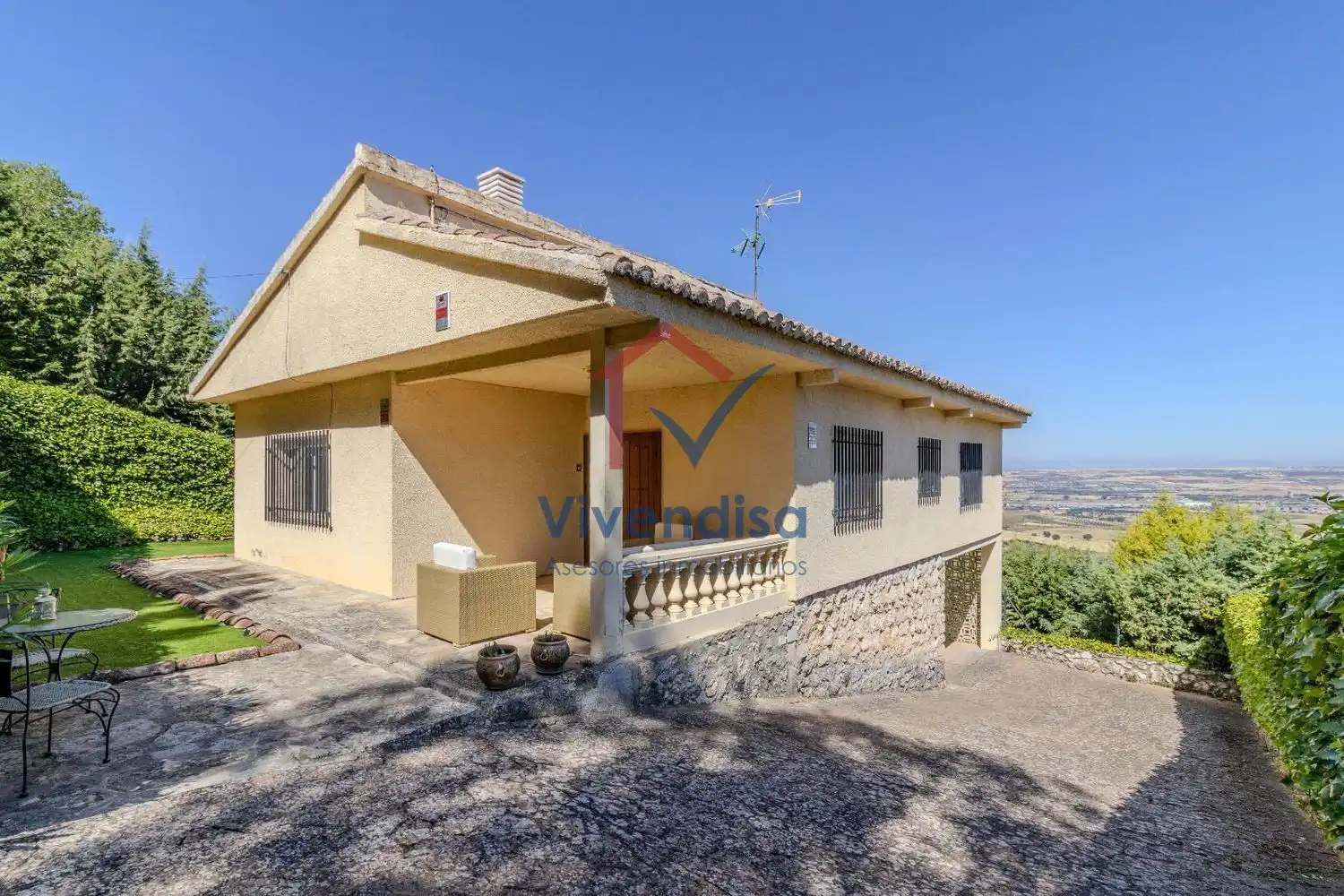 Vista exterior de Casa o xalet en venda en Guadalajara Capital amb Aire condicionat, Calefacció i Terrassa