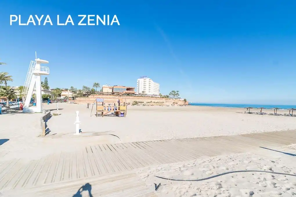 Vista exterior de Casa adosada en venta en Orihuela