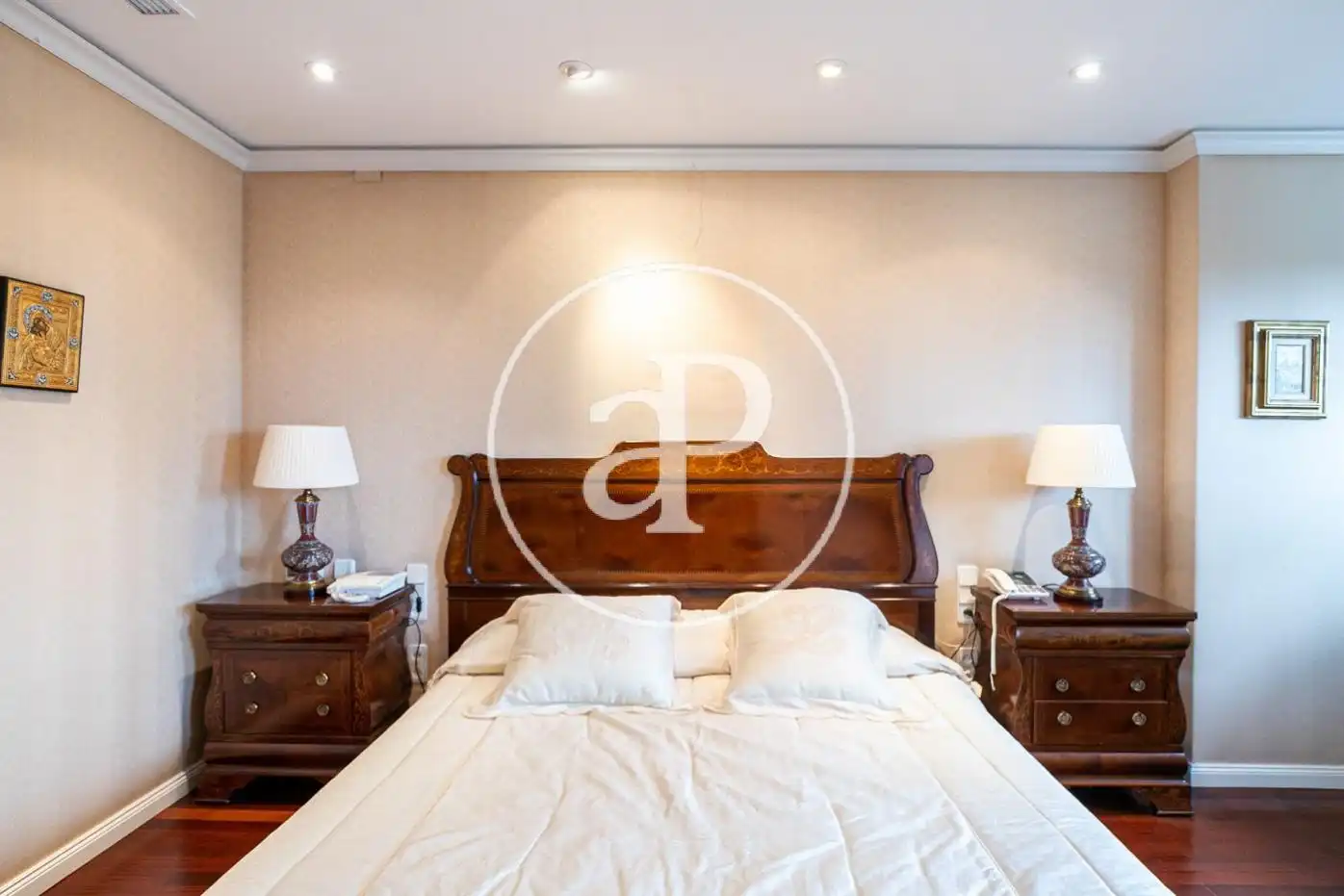 Schlafzimmer von Einfamilien-Reihenhaus zum Verkauf in Barcelona mit Klimaanlage, Heizung und Privatgarten