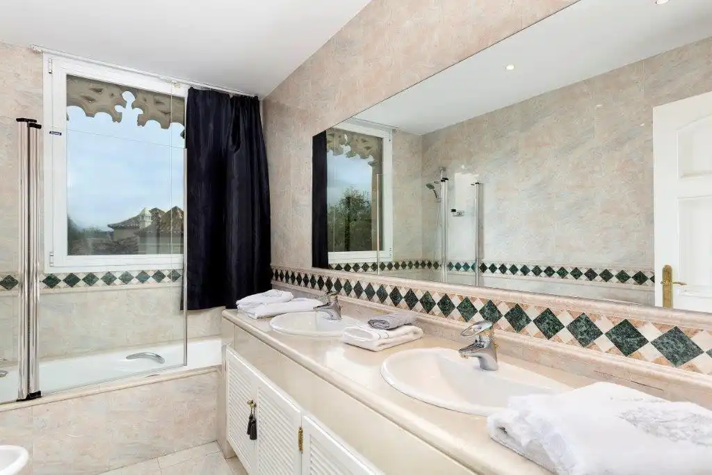 Baño de Casa o chalet en venta en Benahavís con Aire acondicionado, Calefacción y Terraza