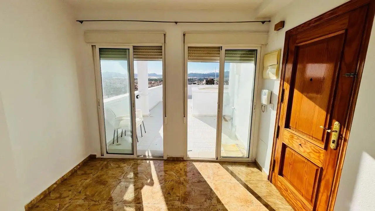 Penthouse with terrace for sale in Casco Antiguo
