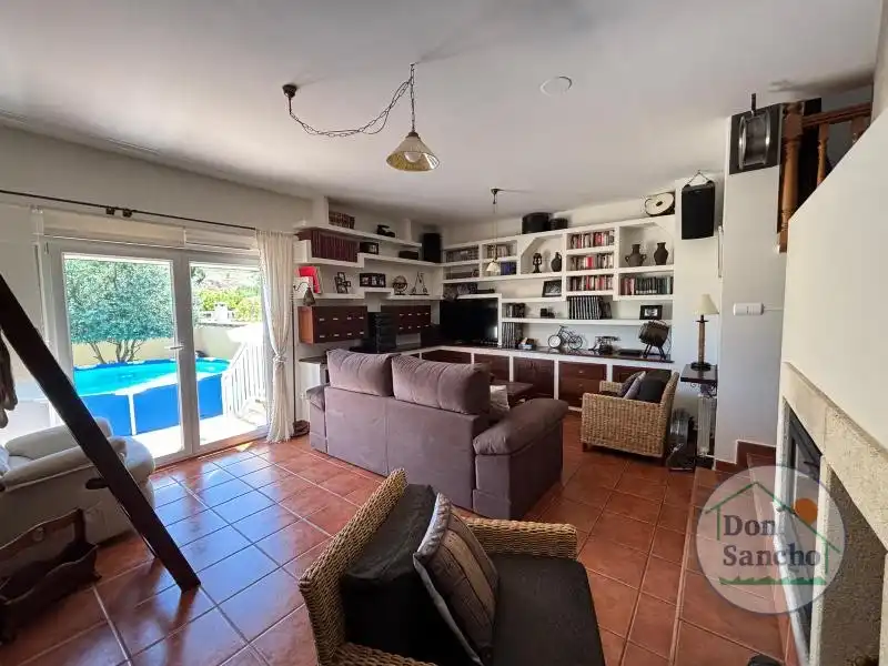 Sala de estar de Casa adosada en venta en Cabezón de Pisuerga con Calefacción, Jardín privado y Terraza
